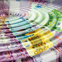Argent : billets en euro dans l'eau Argent : billets en euro dans l'eau