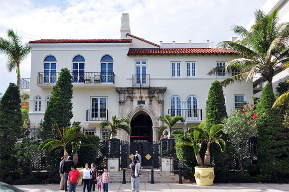 Villa de Gianni Versace La villa de Miami, où a vécu le couturier italien Gianni Versace, a été vendue le mardi 18 septembre 2013 pour 41,5 millions de dollars.